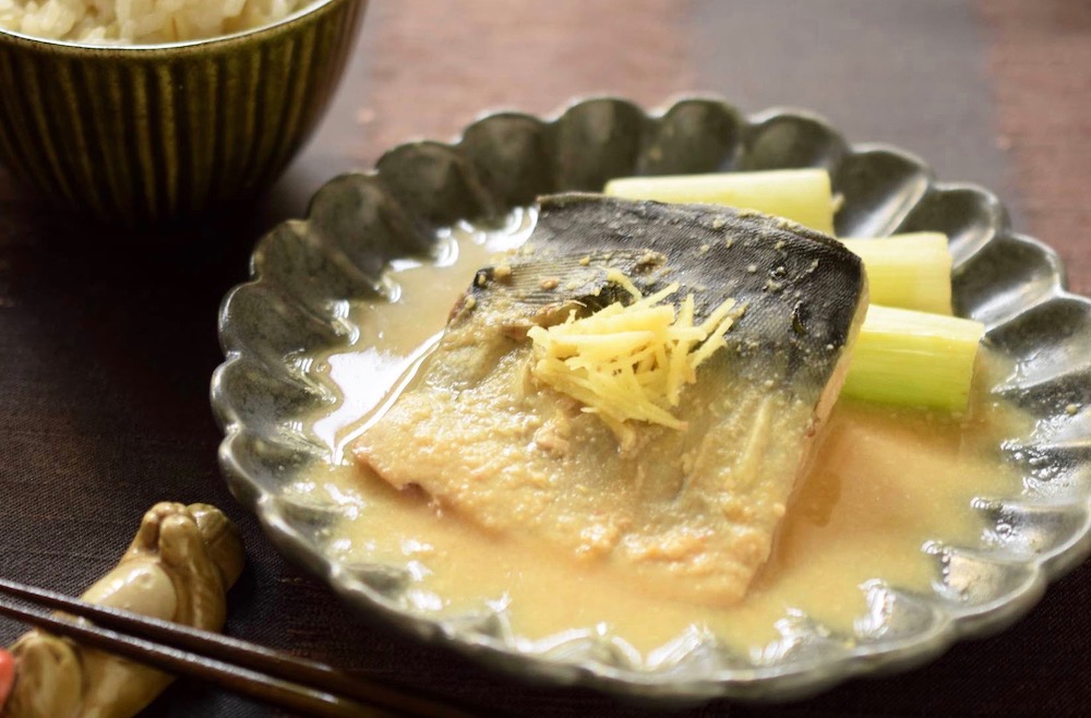 Rich and deep with aroma and mellowness. Miso-simmered mackerel with sake lees